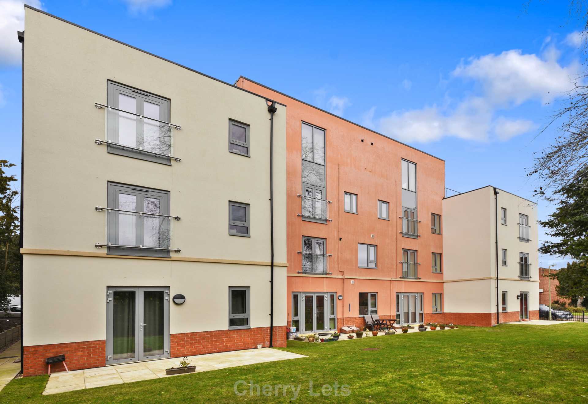 2 bed flat to rent in Hightown Gardens, Banbury, OX16  - Property Image 1