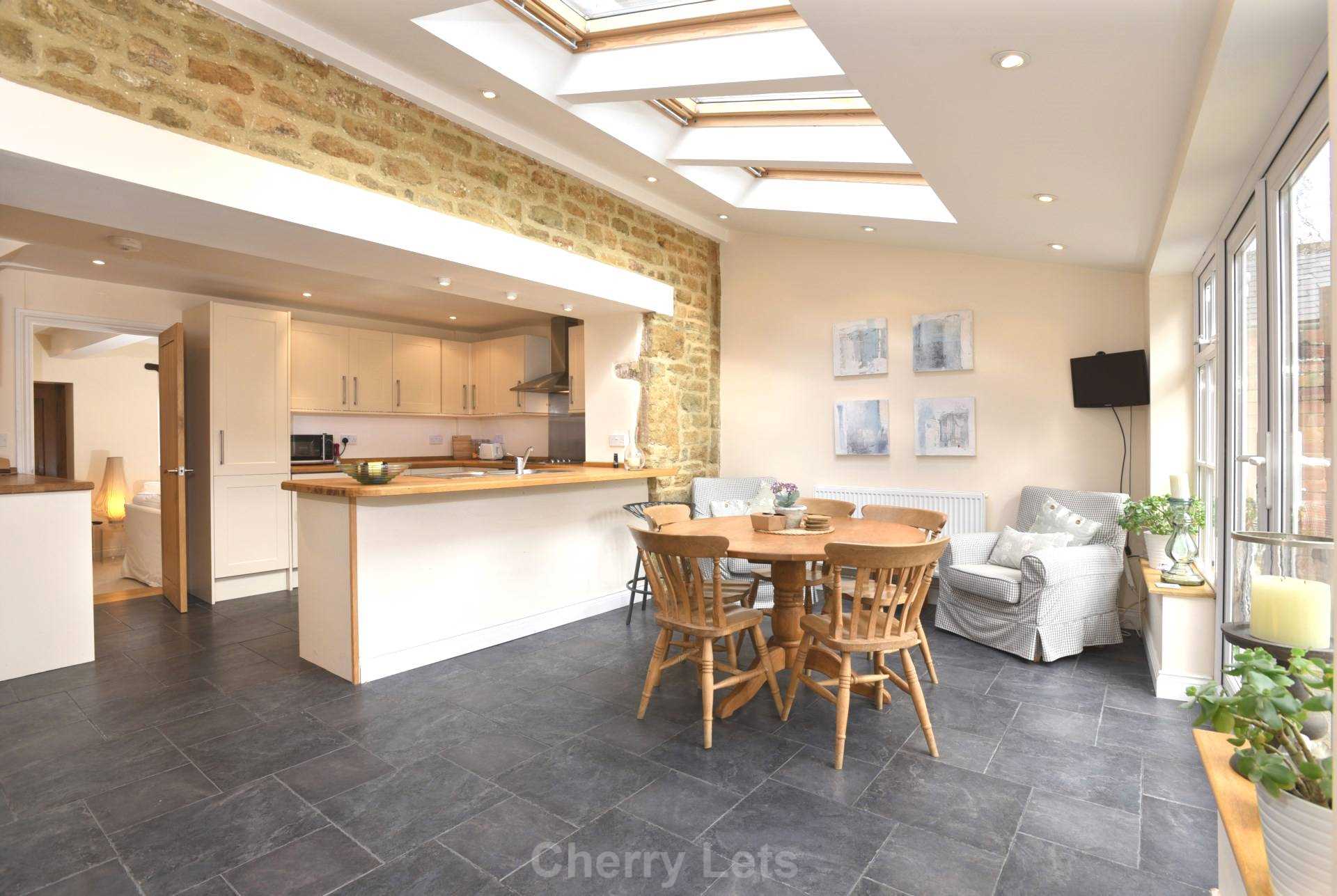 4 bed semi-detached house to rent in High Street, Bloxham, OX15 1