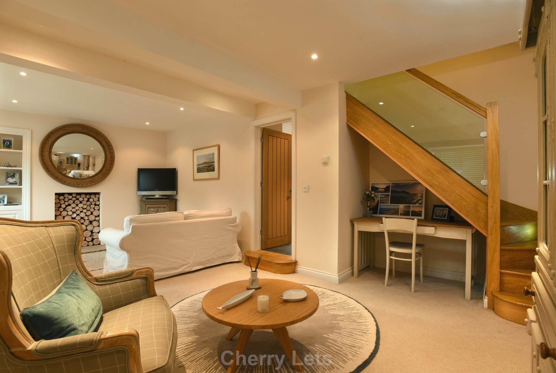 4 bed semi-detached house to rent in High Street, Bloxham, OX15 5