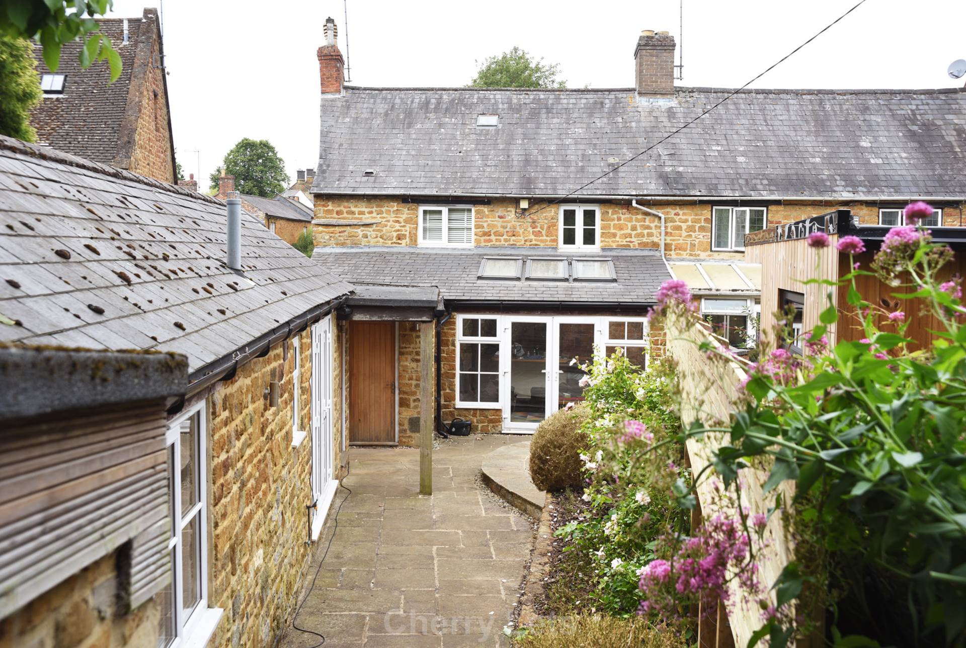 4 bed semi-detached house to rent in High Street, Bloxham, OX15 14