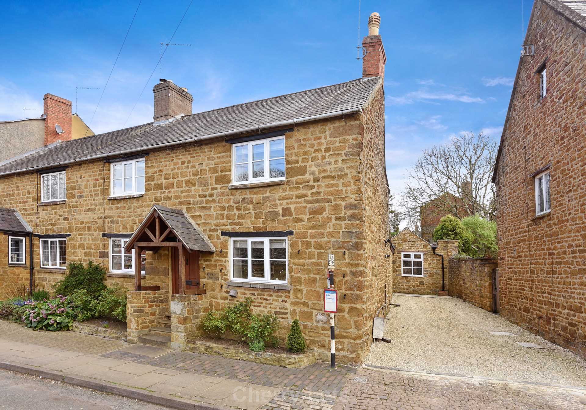 4 bed semi-detached house to rent in High Street, Bloxham, OX15 18