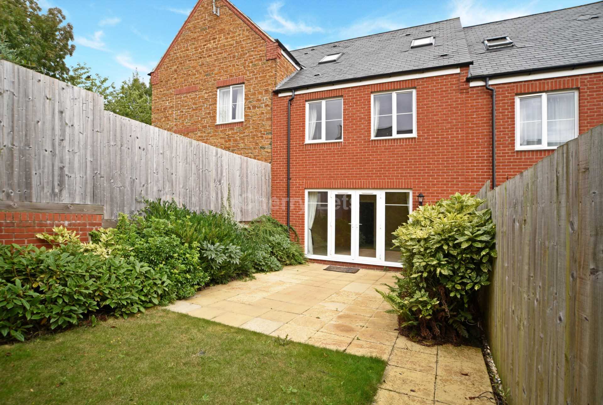 5 bed town house to rent in Saffron Close, Banbury, OX16  - Property Image 1