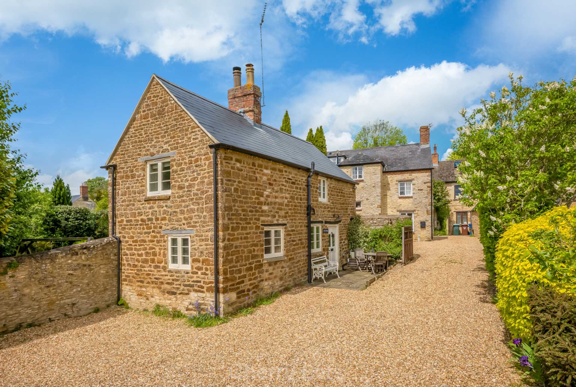 2 bed detached house to rent in North Side, Bicester  - Property Image 1