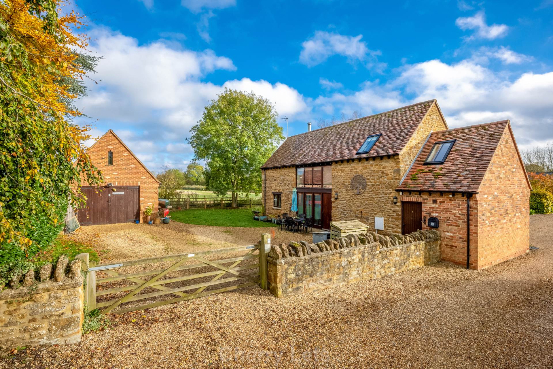 3 bed detached house to rent in Creampot Lane, Banbury  - Property Image 1