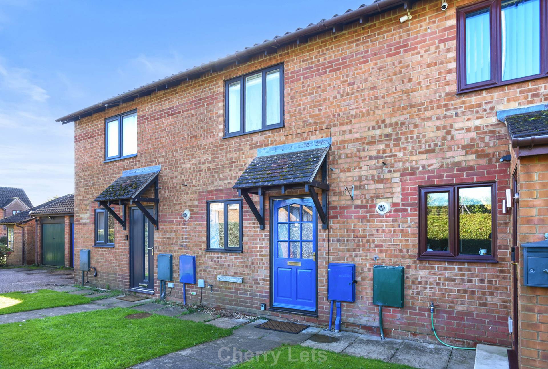Two bedroom house on very desirable cul de sac in the village of Deddington. Well presented with Sitting/Dining Room and Kitchen on ground floor. Garden, Parking and Garage. Gas Central Heating and Double Glazing. Pet considered. EPC C..