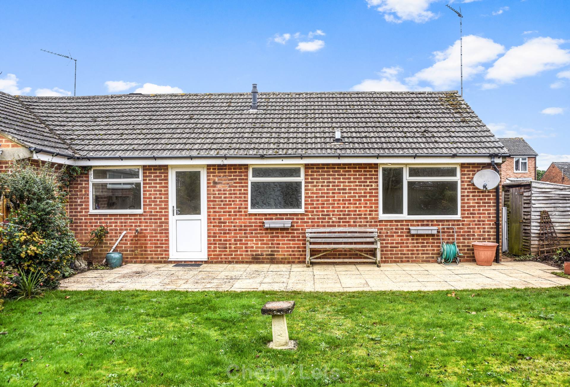 2 bed semi-detached bungalow to rent in Cedar Close, Banbury  - Property Image 1