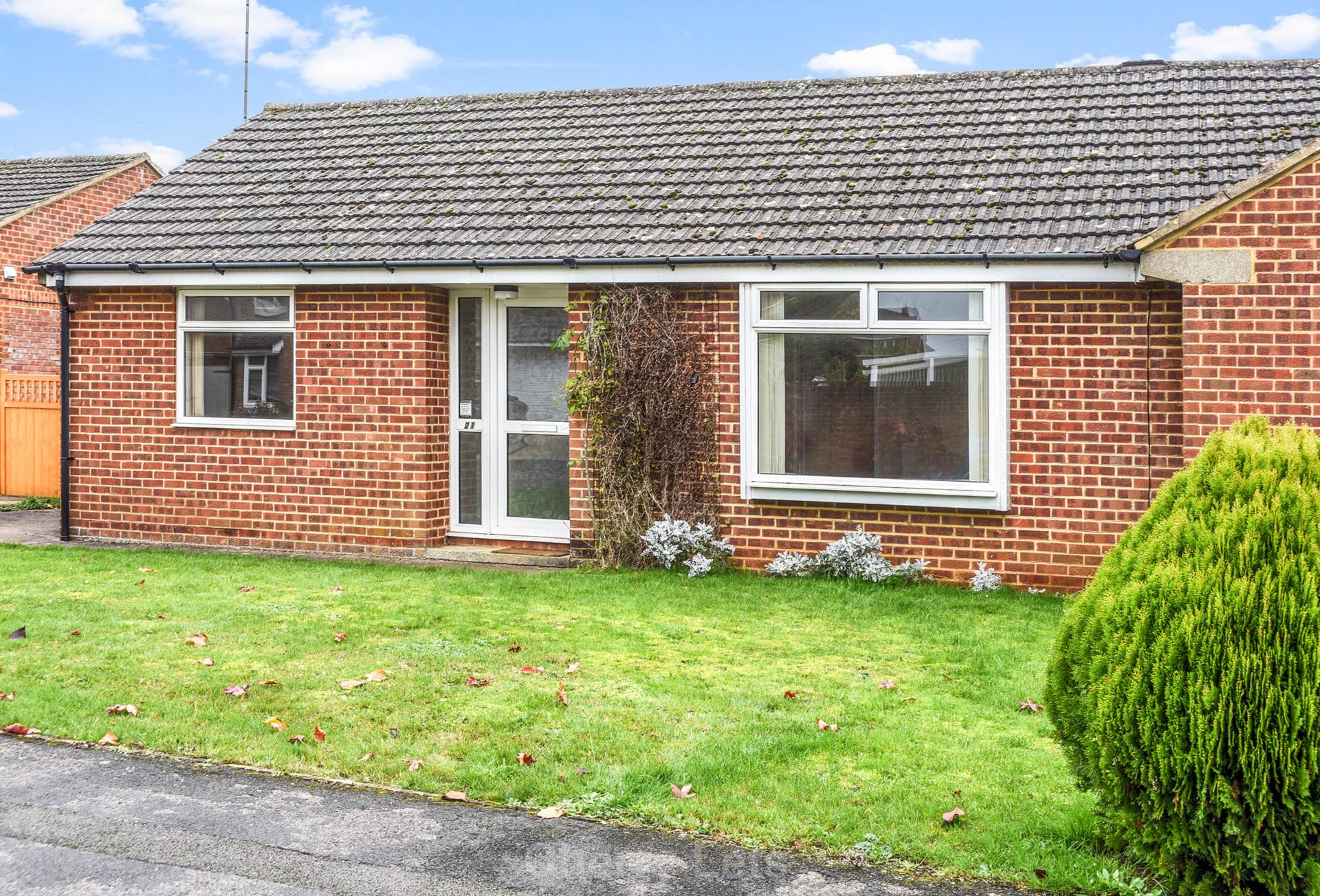 2 bed semi-detached bungalow to rent in Cedar Close, Banbury  - Property Image 2