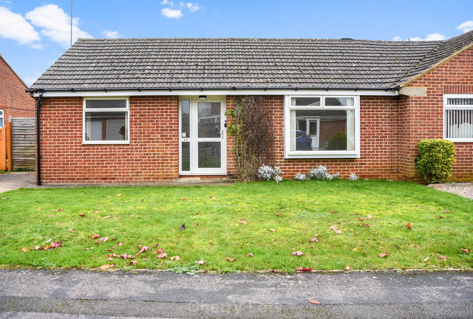 2 bed semi-detached bungalow to rent in Cedar Close, Banbury  - Property Image 3