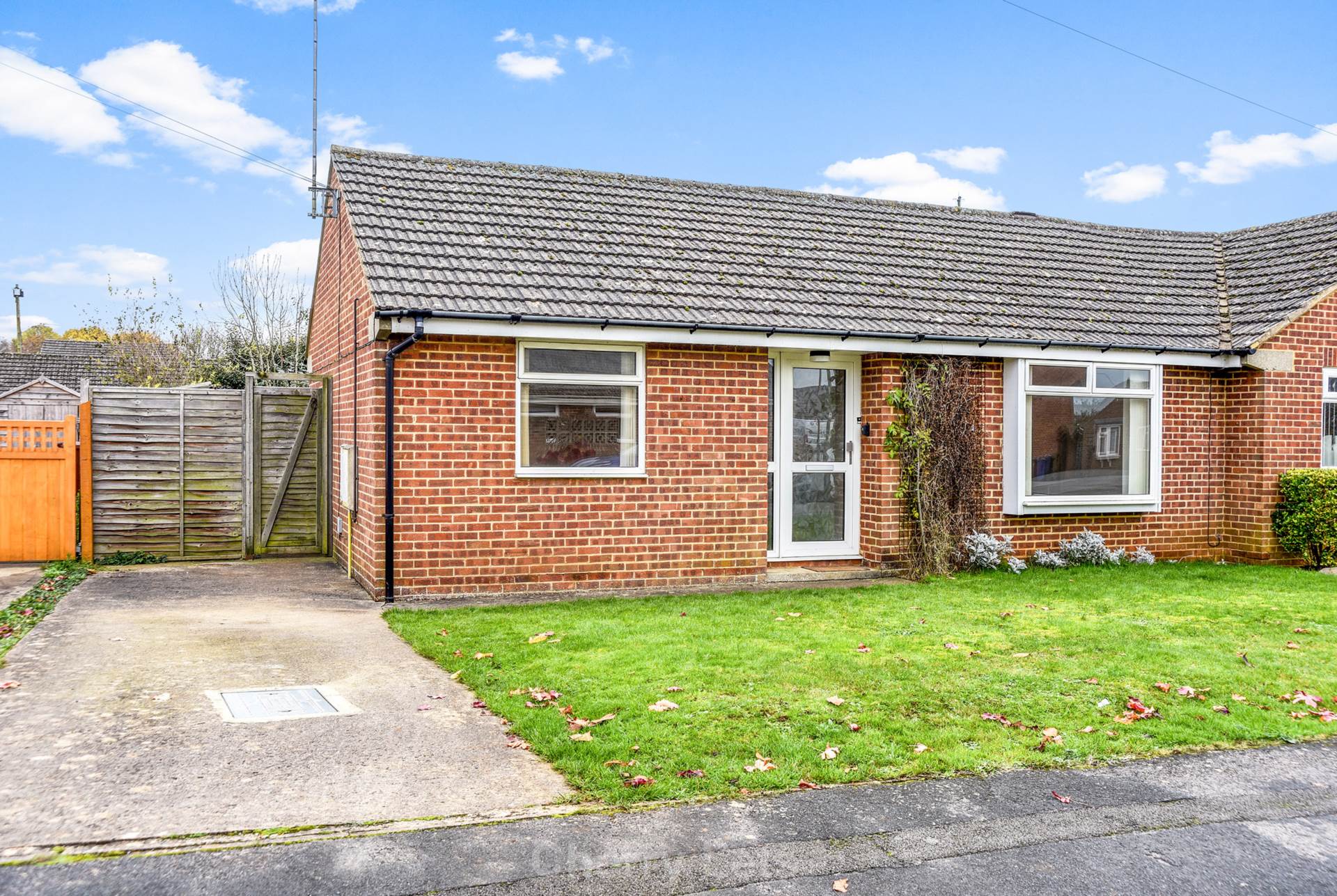 2 bed semi-detached bungalow to rent in Cedar Close, Banbury  - Property Image 4