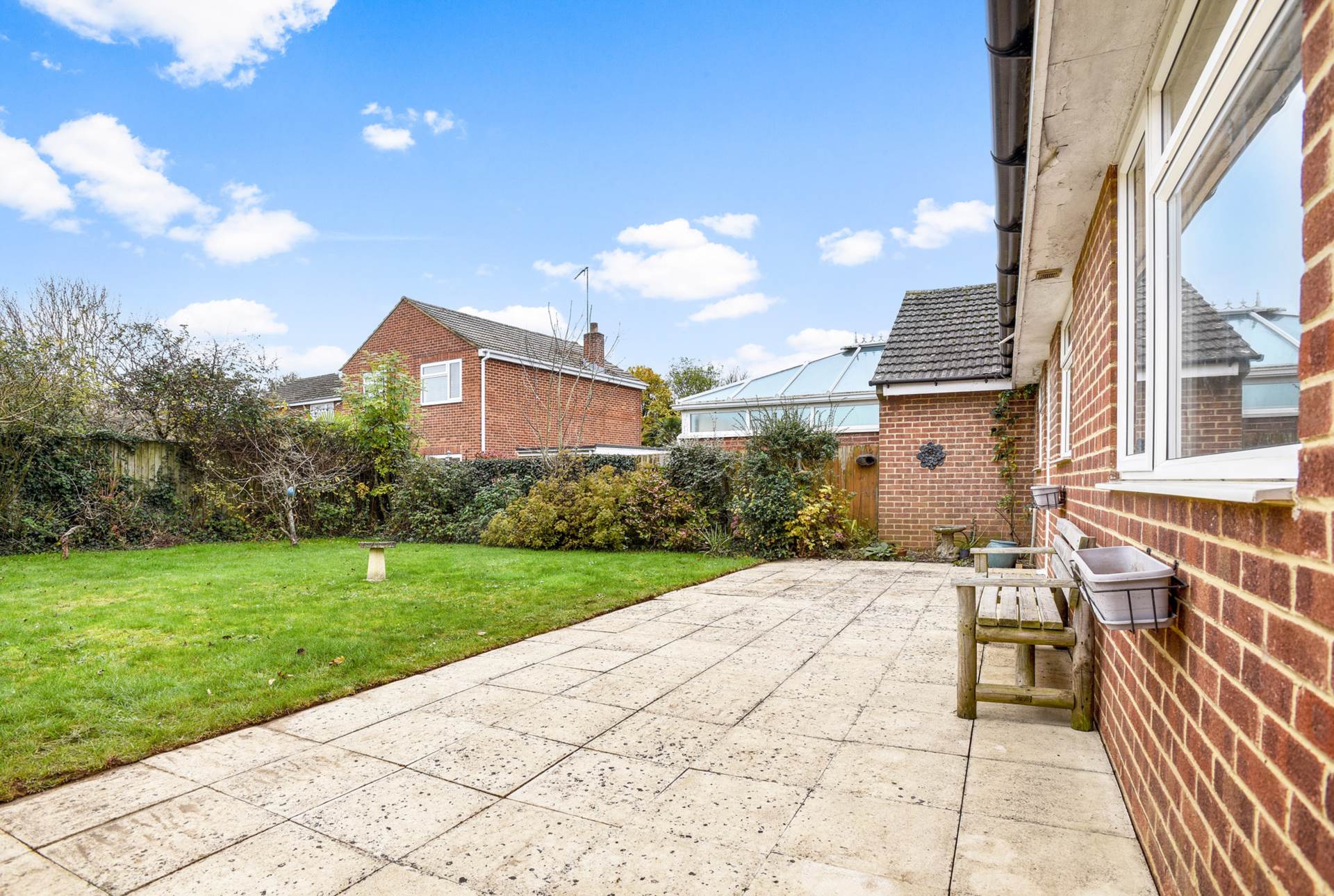 2 bed semi-detached bungalow to rent in Cedar Close, Banbury  - Property Image 5