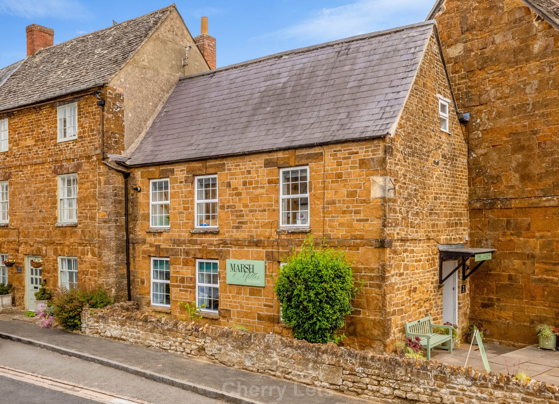 Beautiful one bedroom, two storey apartment in the heart of Deddington. Contemporary whilst retaining many period features, available furnished or unfurnished. Kitchen and Sitting room to 1st floor, Bedroom, bathroom and dressing room to 2nd floor. Gas C/H & D/Glazing. EPC D and C/Tax B.<br />