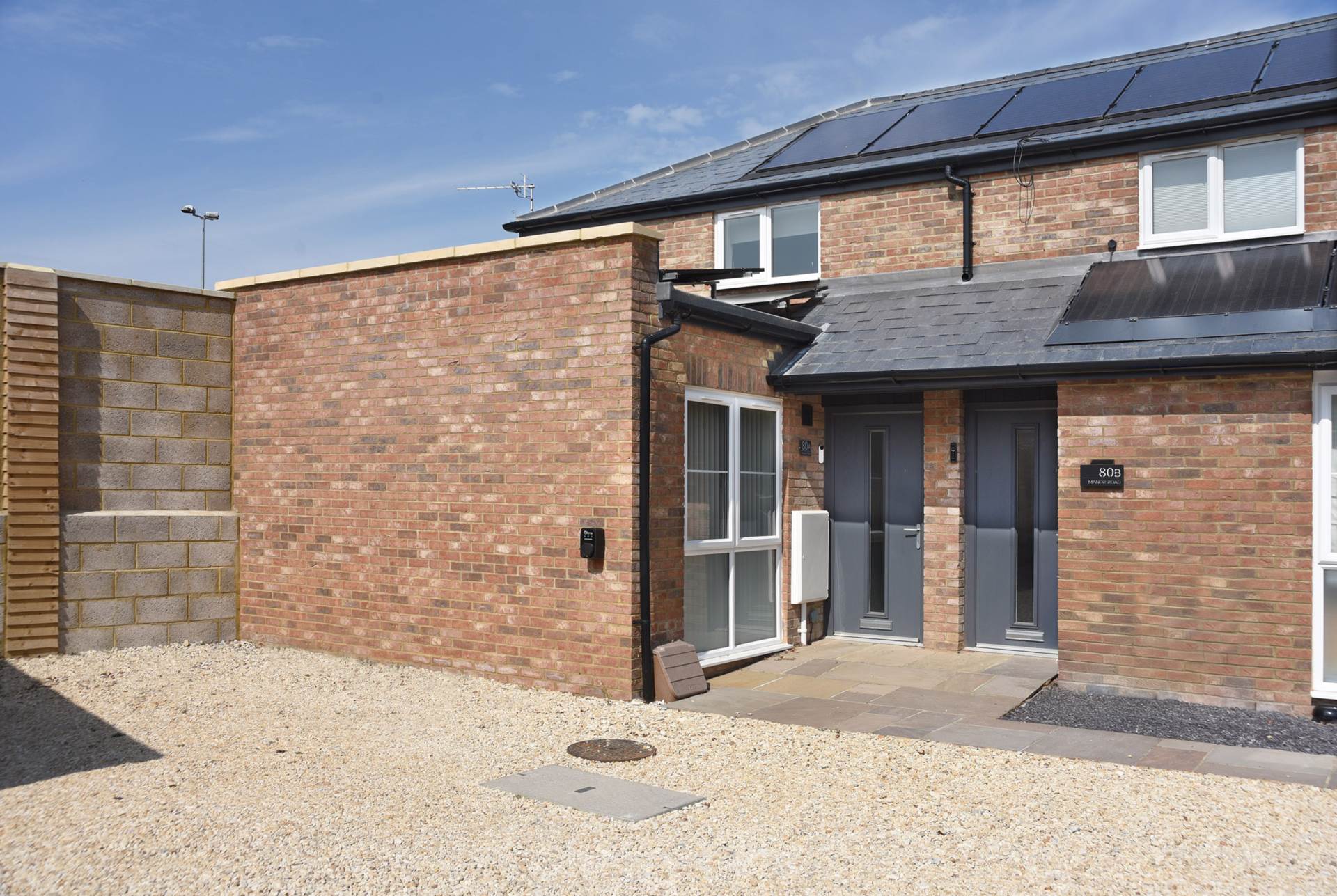 Well presented furnished mews house in the town of Brackley. Parking and EV charging point. Open plan reception room with Kitchen, Dining room and Sitting room areas. Upstairs is the good sized bedroom with modern shower room. D/Glazing and Gas C/Heating. EPC C and Council Tax Band A.