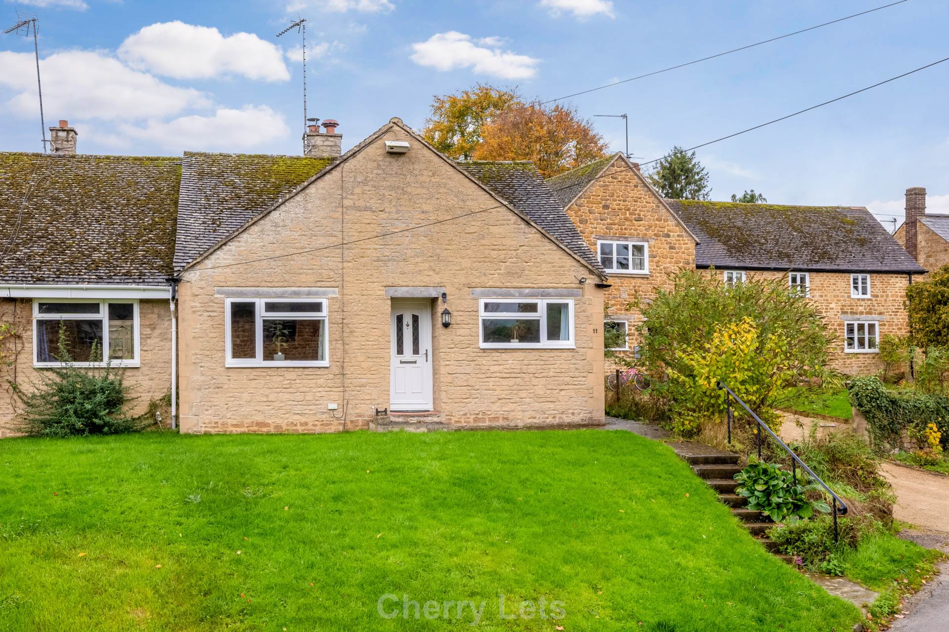 2 bed semi-detached bungalow to rent in Barford St Michael, OX16  - Property Image 2