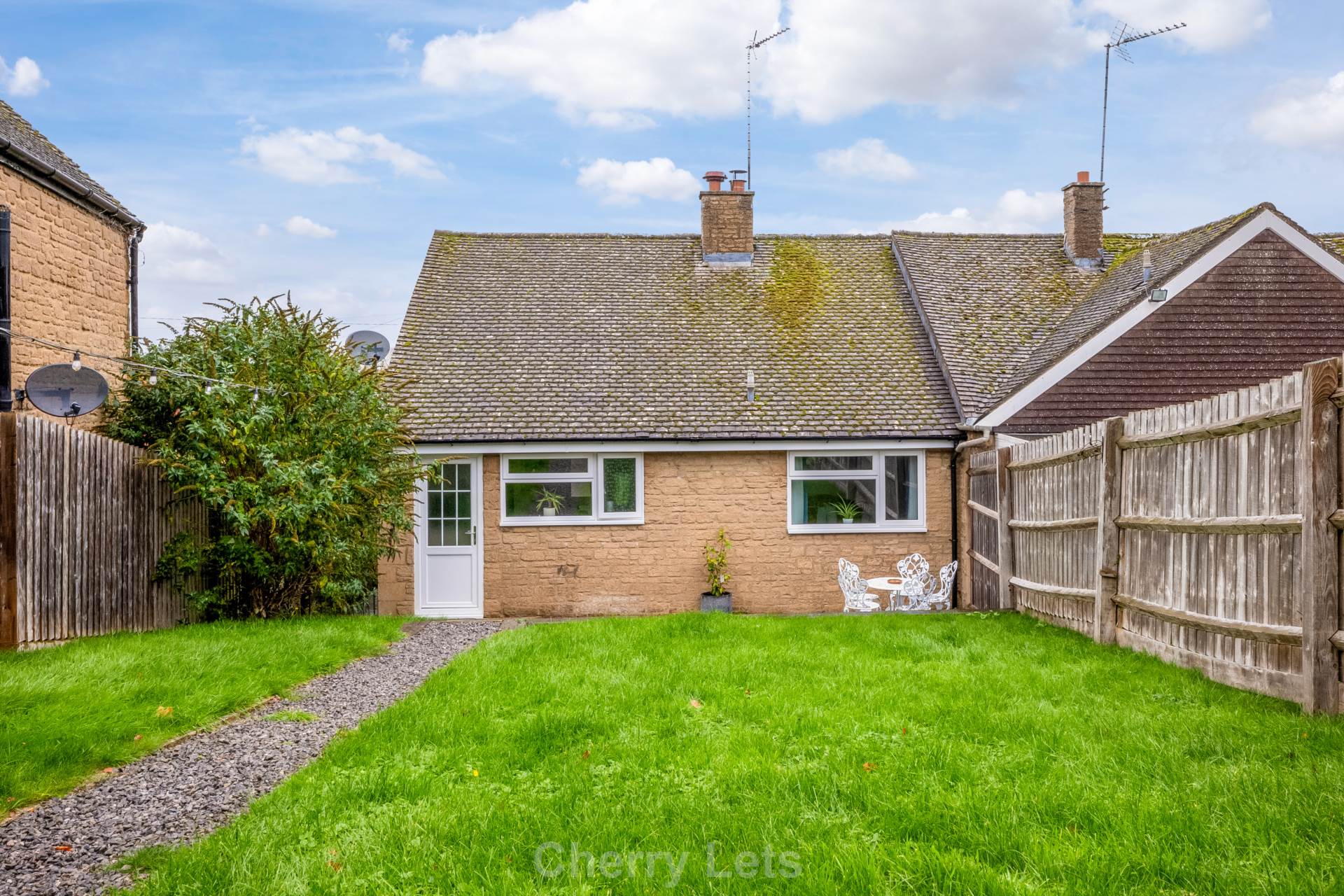 2 bed semi-detached bungalow to rent in Barford St Michael, OX16 12