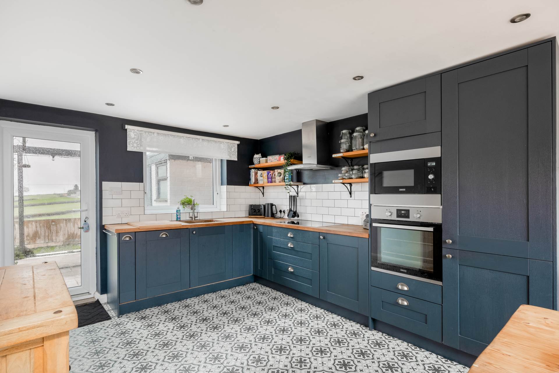 3 bed terraced house to rent in Farnborough, OX17 - Property Image 1