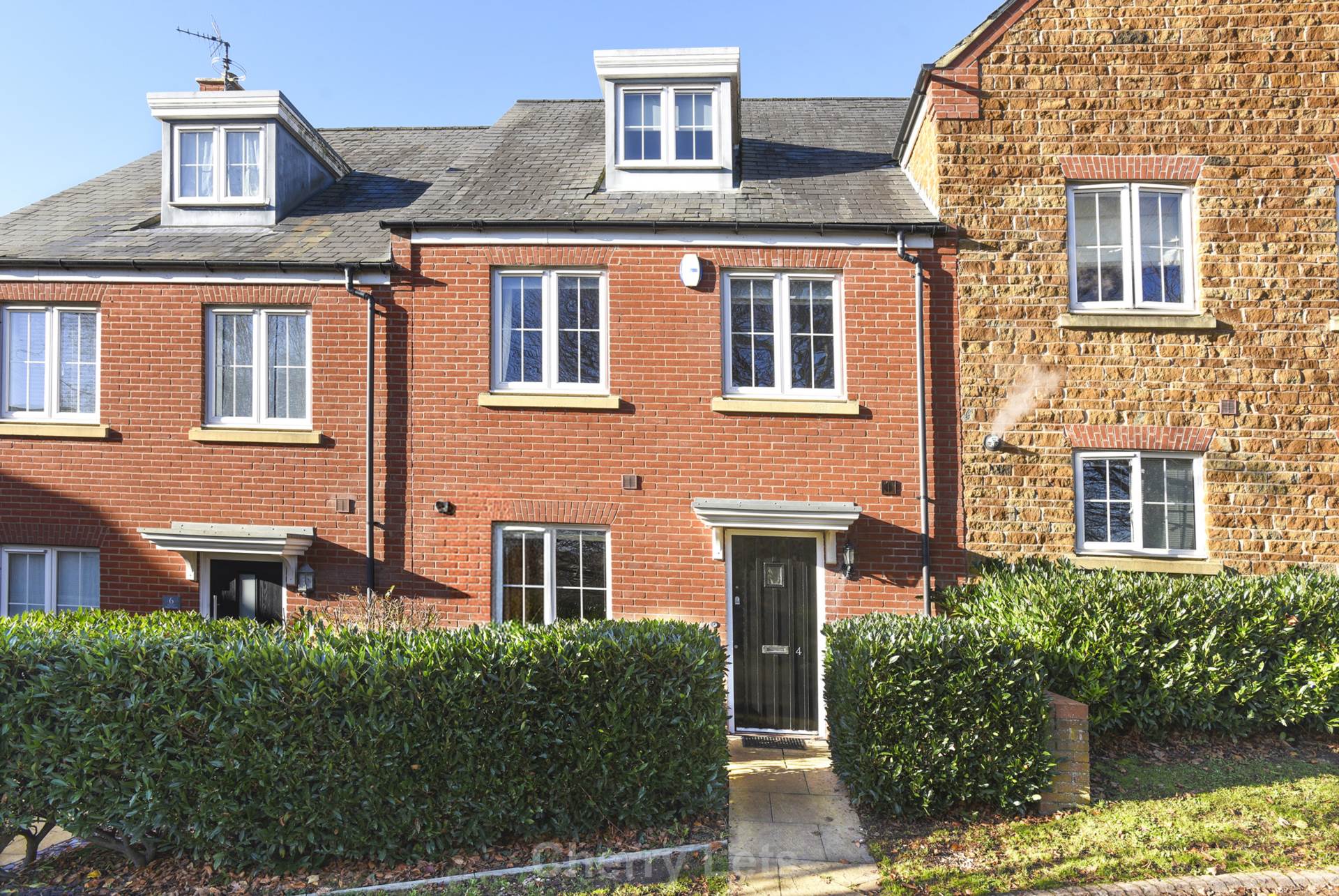 Excellent five bedroom town house on Hanwell Fields, Banbury.  CONTEMPORARY and SPACIOUS.  LARGE MODERN KITCHEN/DINING ROOM.  LARGE LIVING ROOM with fireplace. Modern bathroom and 2 En Suites plus Cloakroom.  GCH and D/Glazing.  GARDEN. PARKING. EPC C.<br />