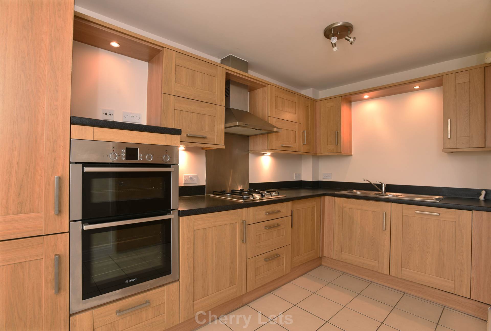 5 bed town house to rent in Saffron Close, Banbury, OX16 4