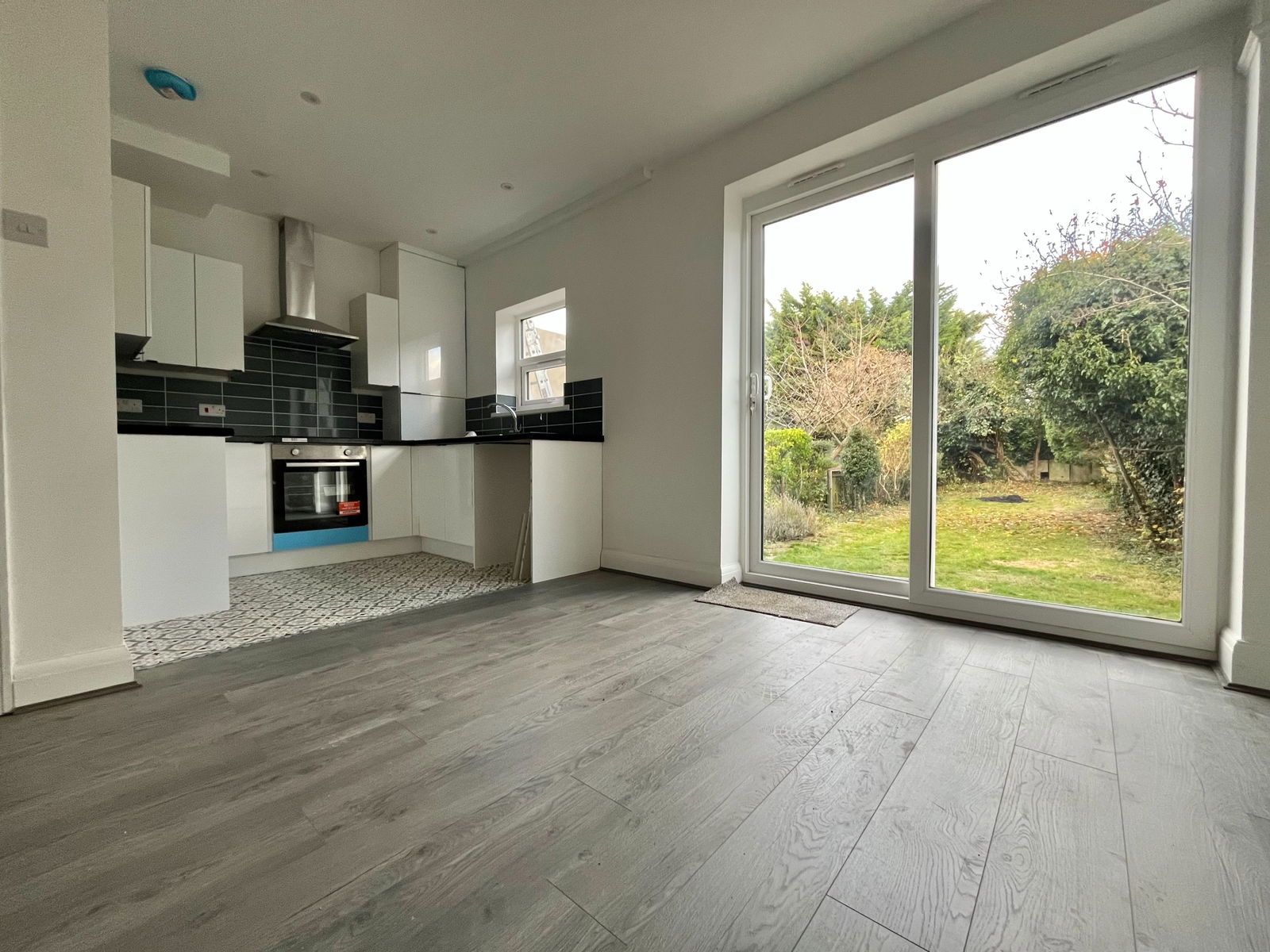 3 bed terraced house to rent in Jackson Avenue, Rochester, ME1 2SX 1