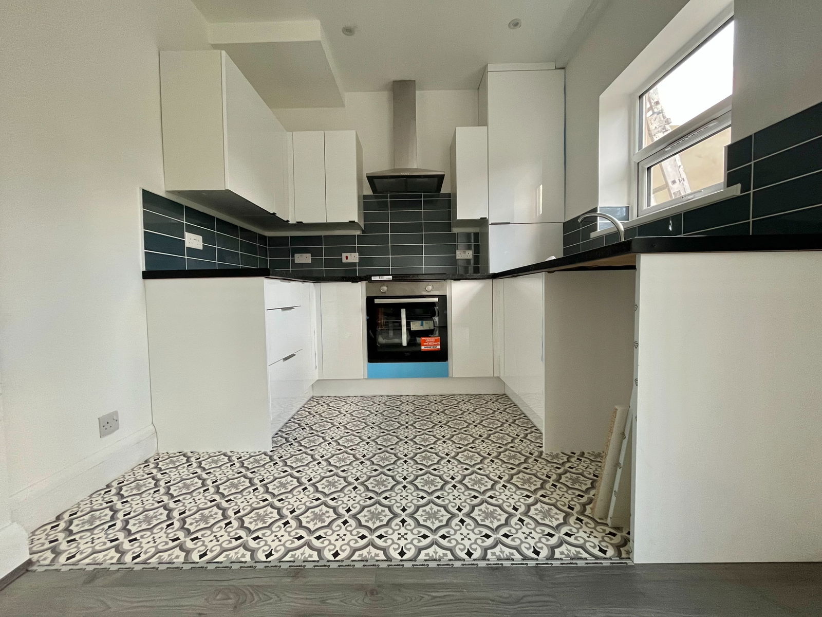 3 bed terraced house to rent in Jackson Avenue, Rochester, ME1 2SX 2