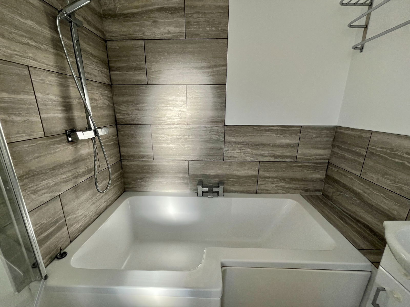 3 bed semi-detached house to rent in Cedar Road, Rochester, ME2 2JR 6