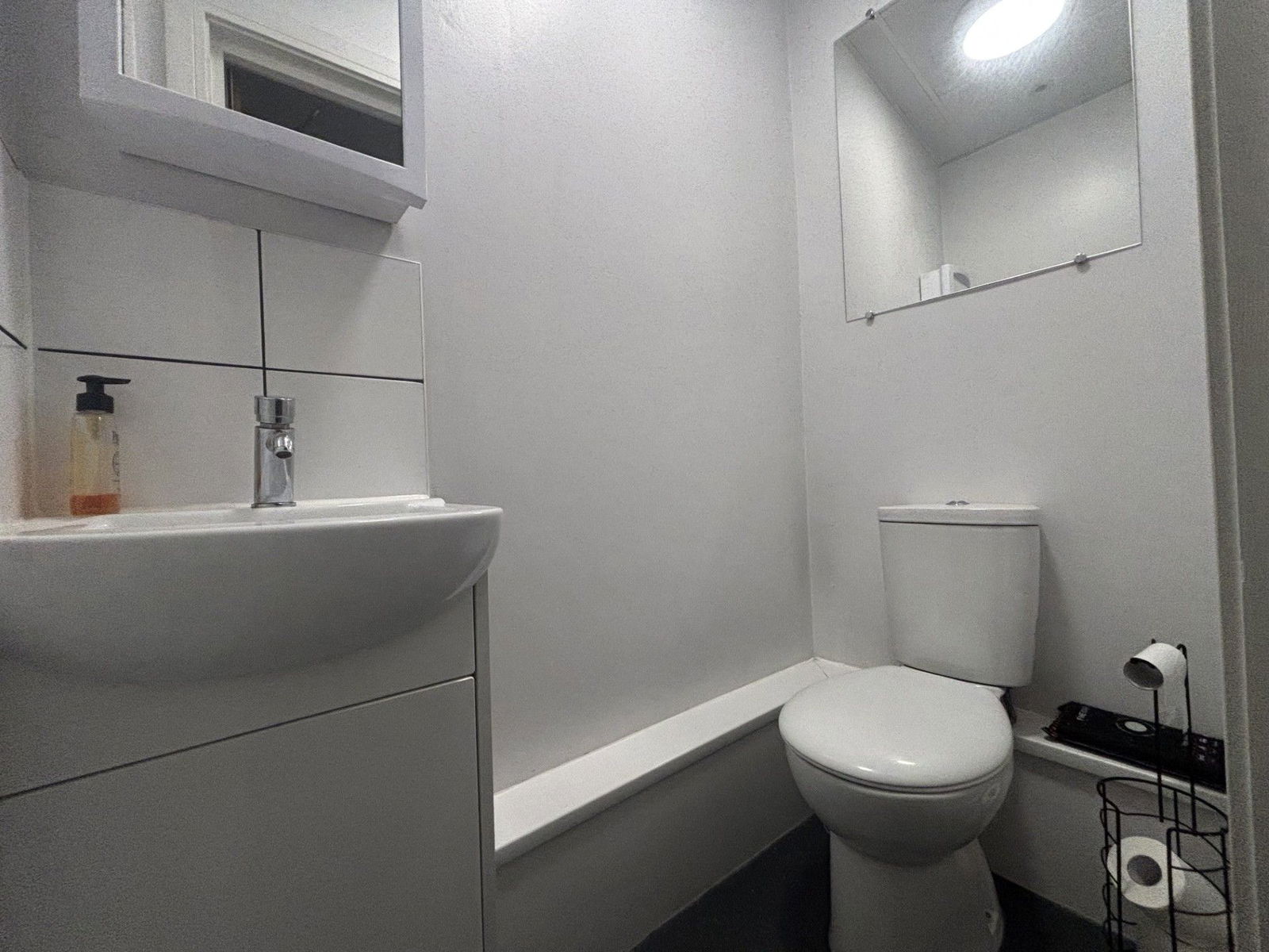 Retail property (high street) to rent in Queen Street, Gravesend, DA12 2EE 4