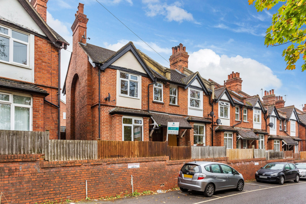 3 bed terraced house to rent in Station Terrace,  Dorking, RH4 - Property Image 1