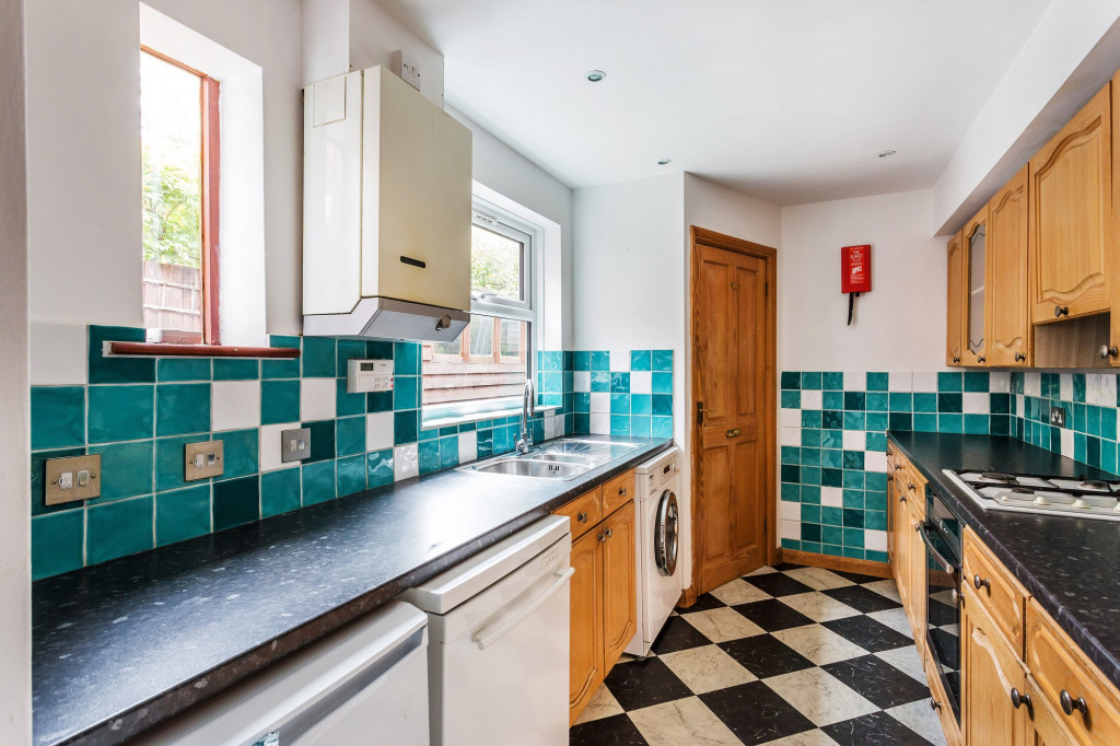 3 bed terraced house to rent in Station Terrace,  Dorking, RH4  - Property Image 4