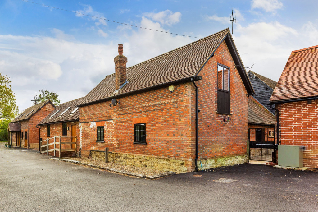 A beautiful and quaint barn conversion set in an idyllic setting. This one bedroom property is surprisingly spacious, with outside seating and parking for one car.