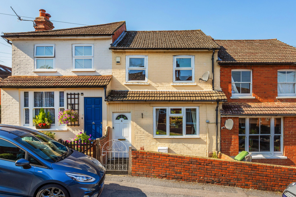 2 bed terraced house for sale in  Howard Road,  Dorking, RH5 - Property Image 1