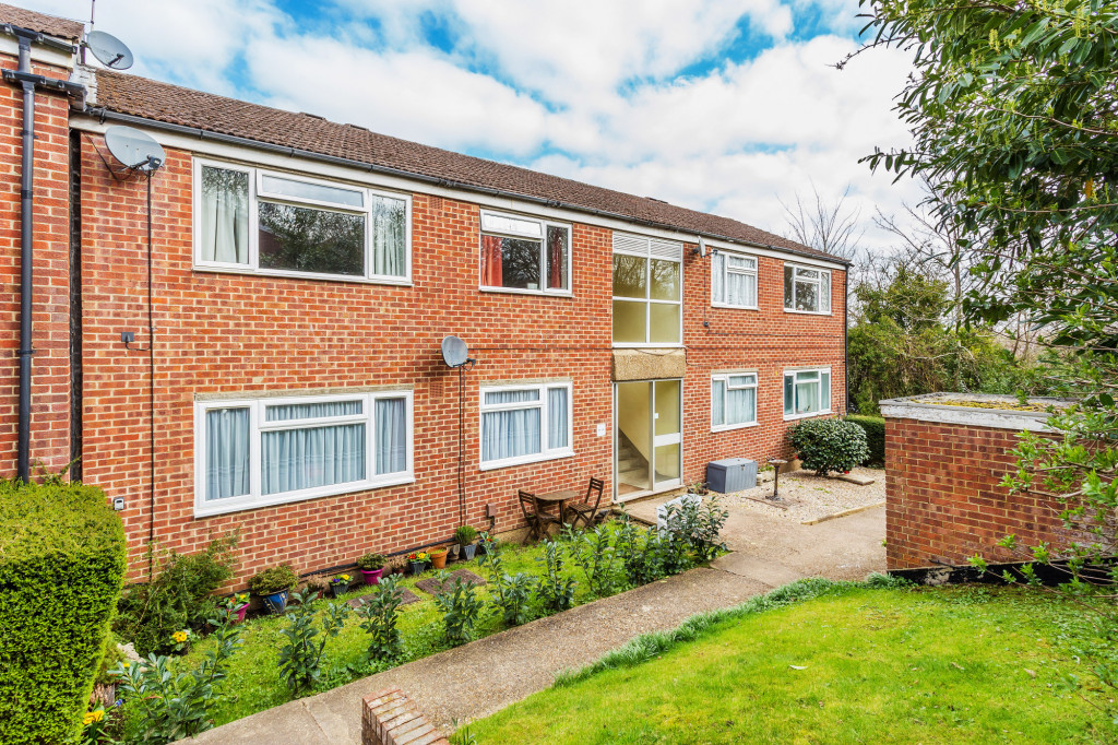 2 bed apartment for sale in  Holmesdale Road,  Dorking, RH5  - Property Image 1