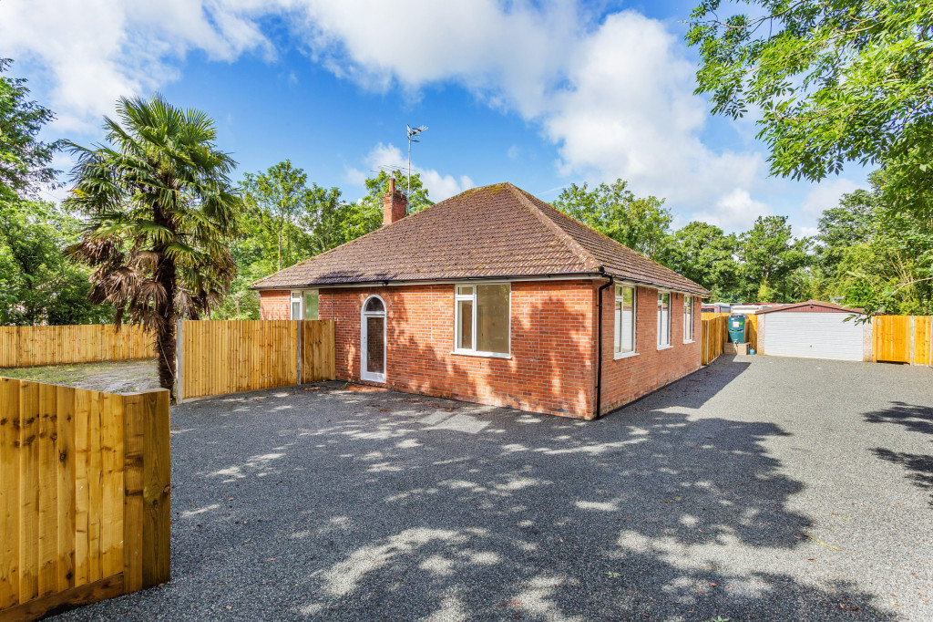 4 bed bungalow to rent in  Reigate Road,  Reigate, RH6  - Property Image 1