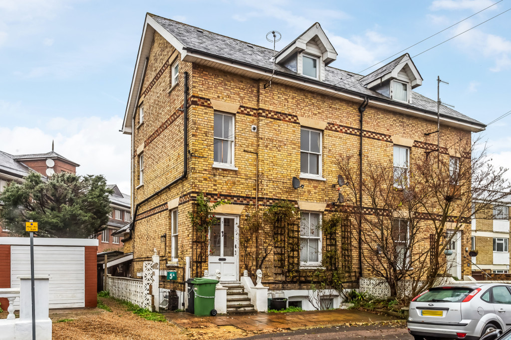 A fantastic opportunity to acquire a spacious split level 3 bedroom apartment. Situated in an ideal location close to Dorking mainline station and Deepdene station. This property is in need of a full renovation.