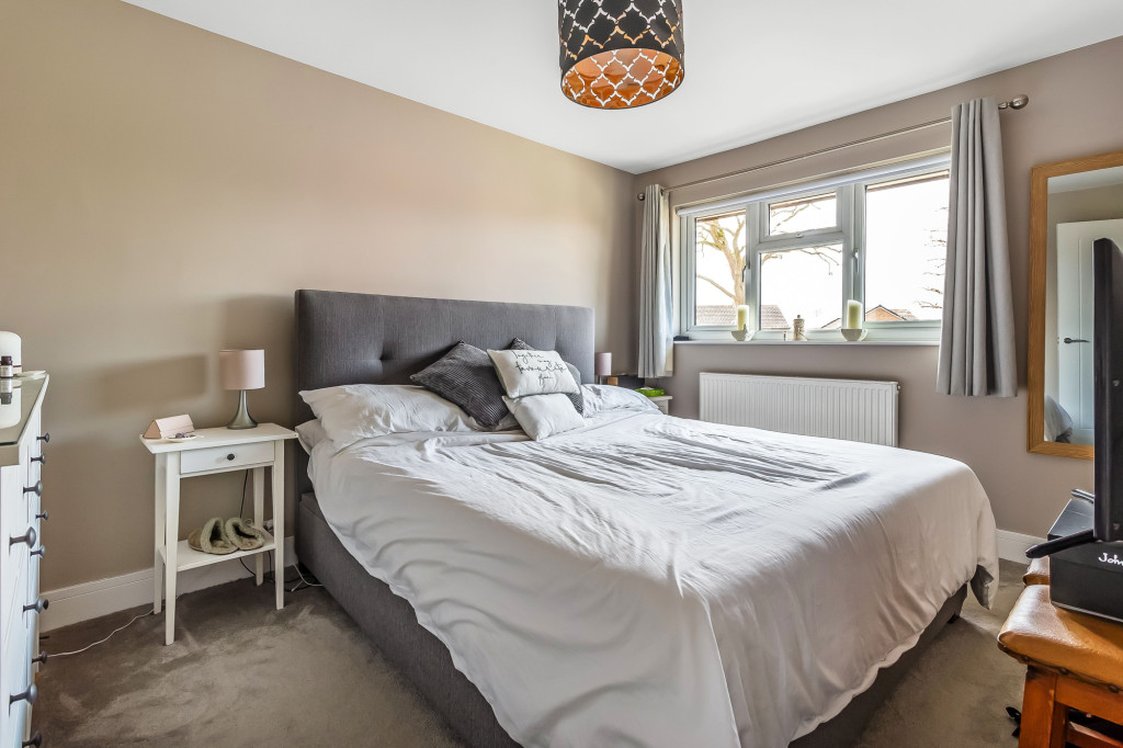 3 bed detached house to rent in Singleton Road,  Horsham, RH12 9
