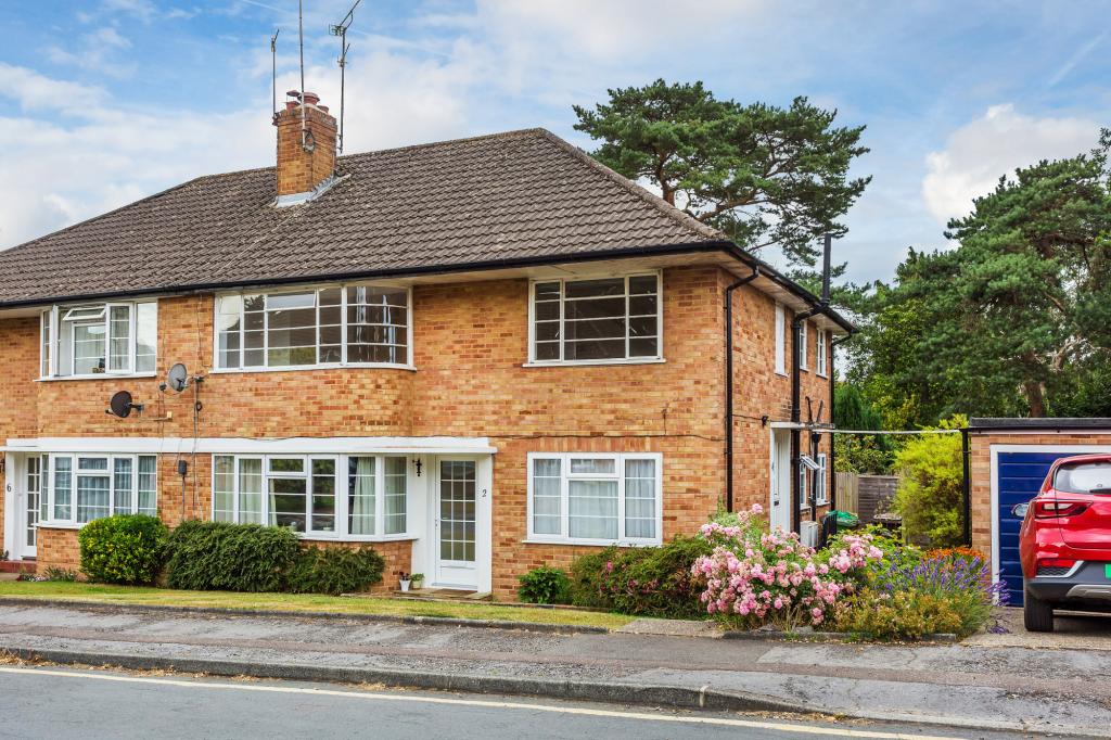 A delightful 2 bedroom maisonette with a large enclosed garden, garage and parking. Centrally located, yet quiet location. Close to the station and 0.5 miles from Reigate town centre.