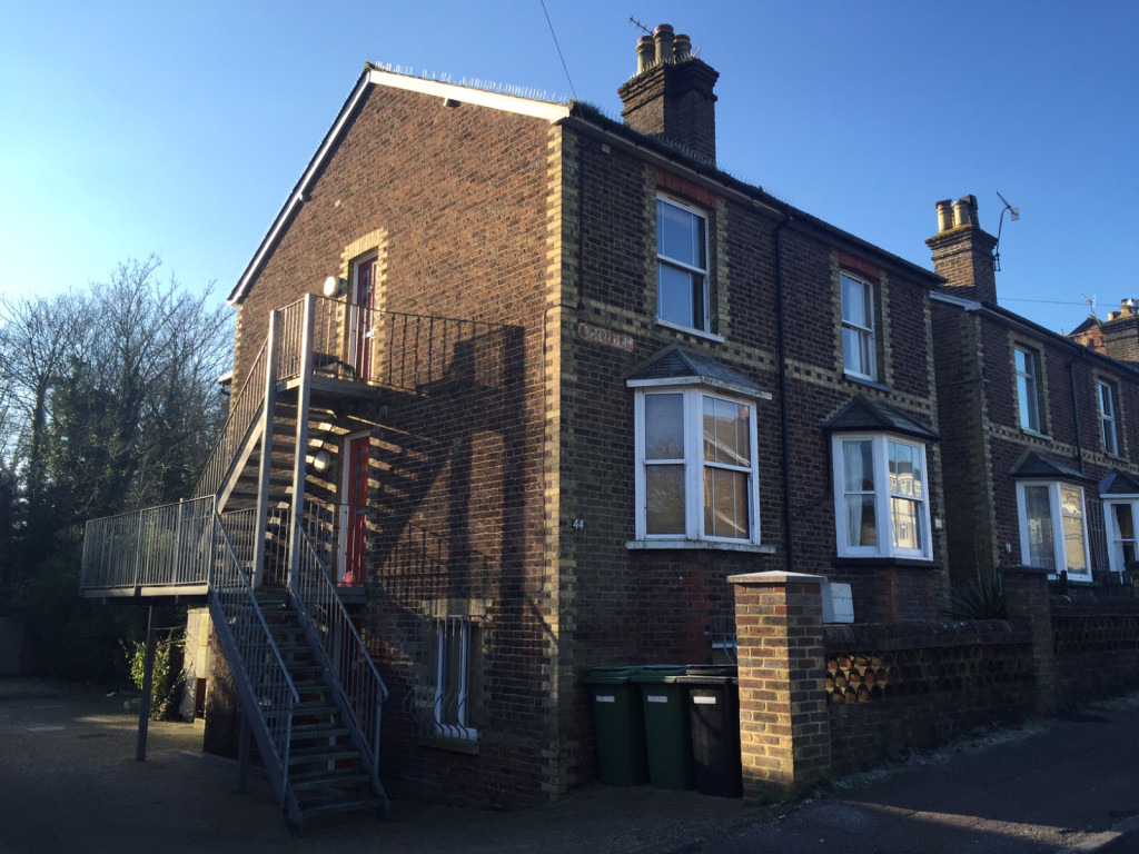 This wonderful and modern 1 bedroom apartment situated in Dorking is available to let unfurnished. This property is within walking distance to Dorking mainline and Deepdene station.