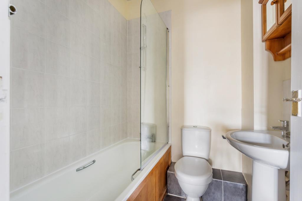 1 bed flat to rent in Galsworthy House High Street,  Dorking, RH4  - Property Image 7