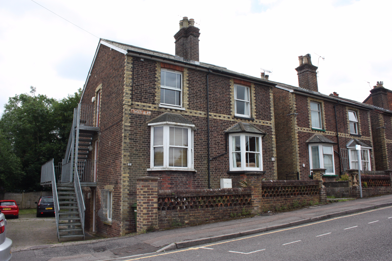 Modern 1-Bedroom Ground Floor Apartment – Prime Dorking Location. This beautifully presented, modern one-bedroom apartment is available to let unfurnished and is ideally located on the ground floor.