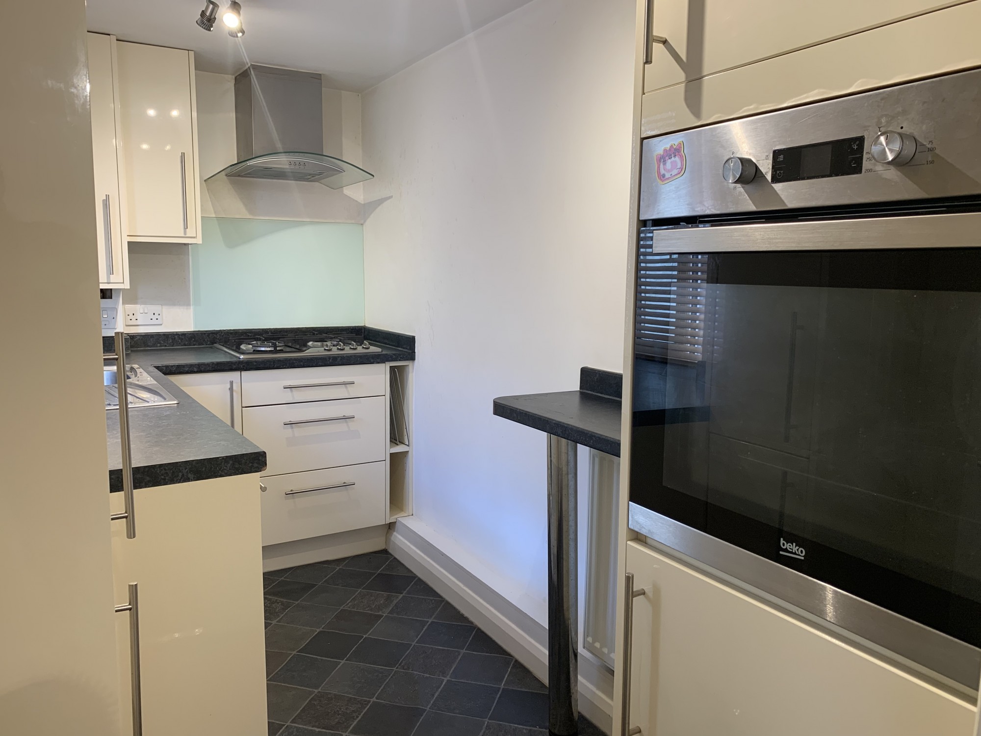 1 bed flat to rent in Lincoln Road,  Dorking, RH4  - Property Image 2