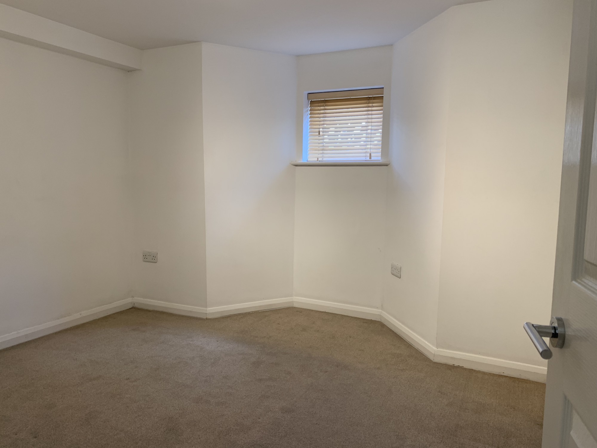 1 bed flat to rent in Lincoln Road,  Dorking, RH4  - Property Image 3