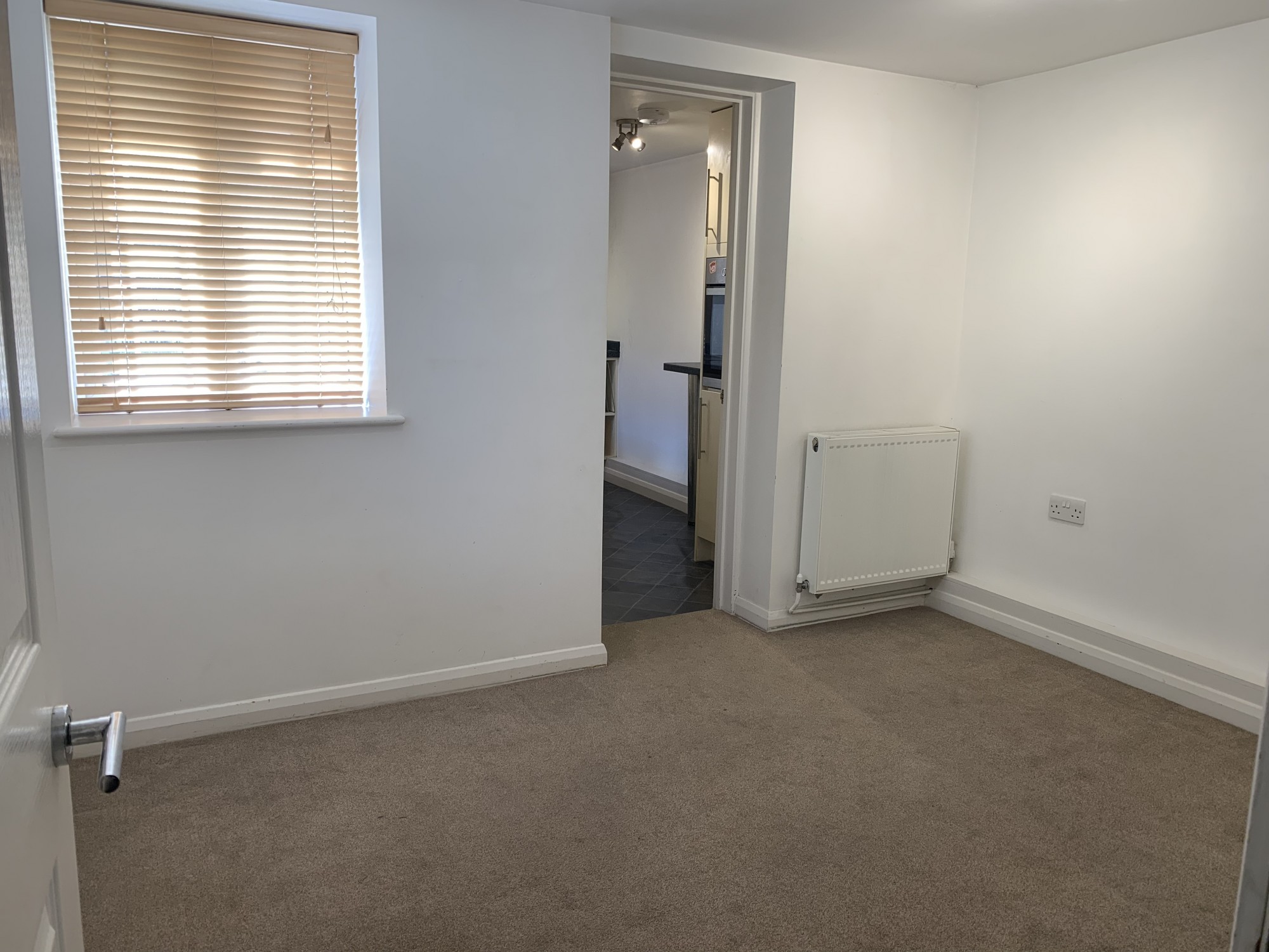 1 bed flat to rent in Lincoln Road,  Dorking, RH4  - Property Image 5