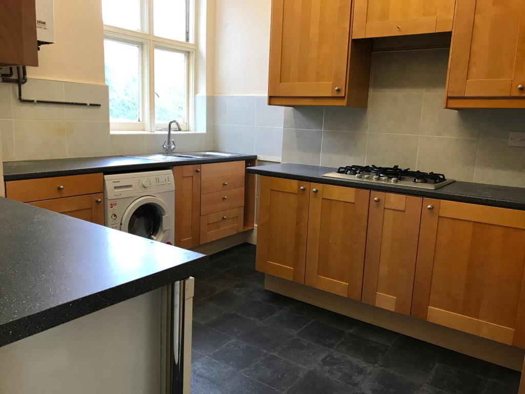3 bed flat to rent in Ashcombe House  London Road,  Dorking, RH4 1