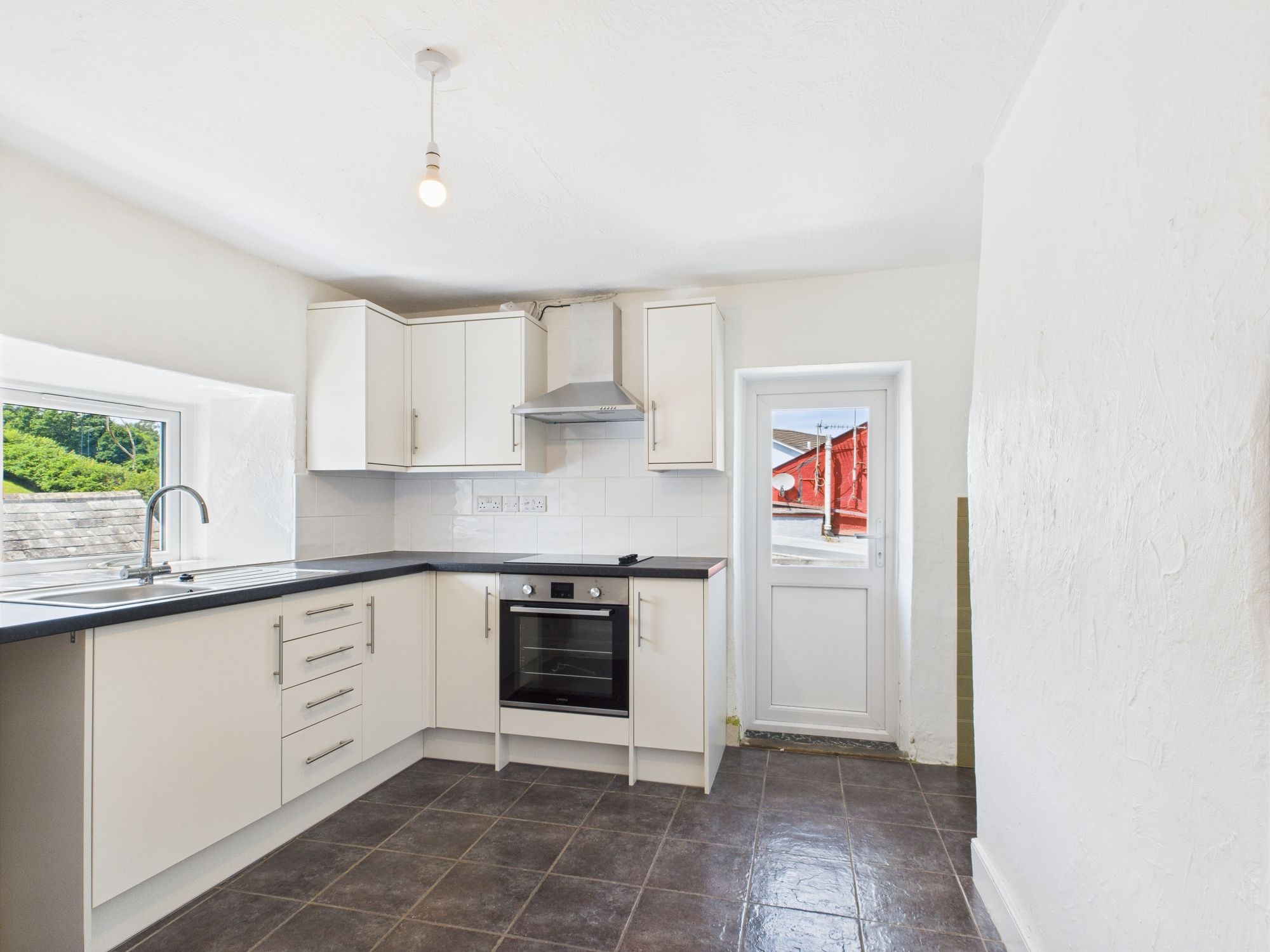 2 bed flat to rent in St. Thomas Road, Launceston - Property Image 1