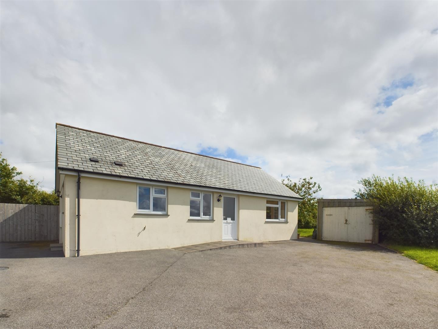 2 bed detached bungalow to rent, Launceston  - Property Image 3