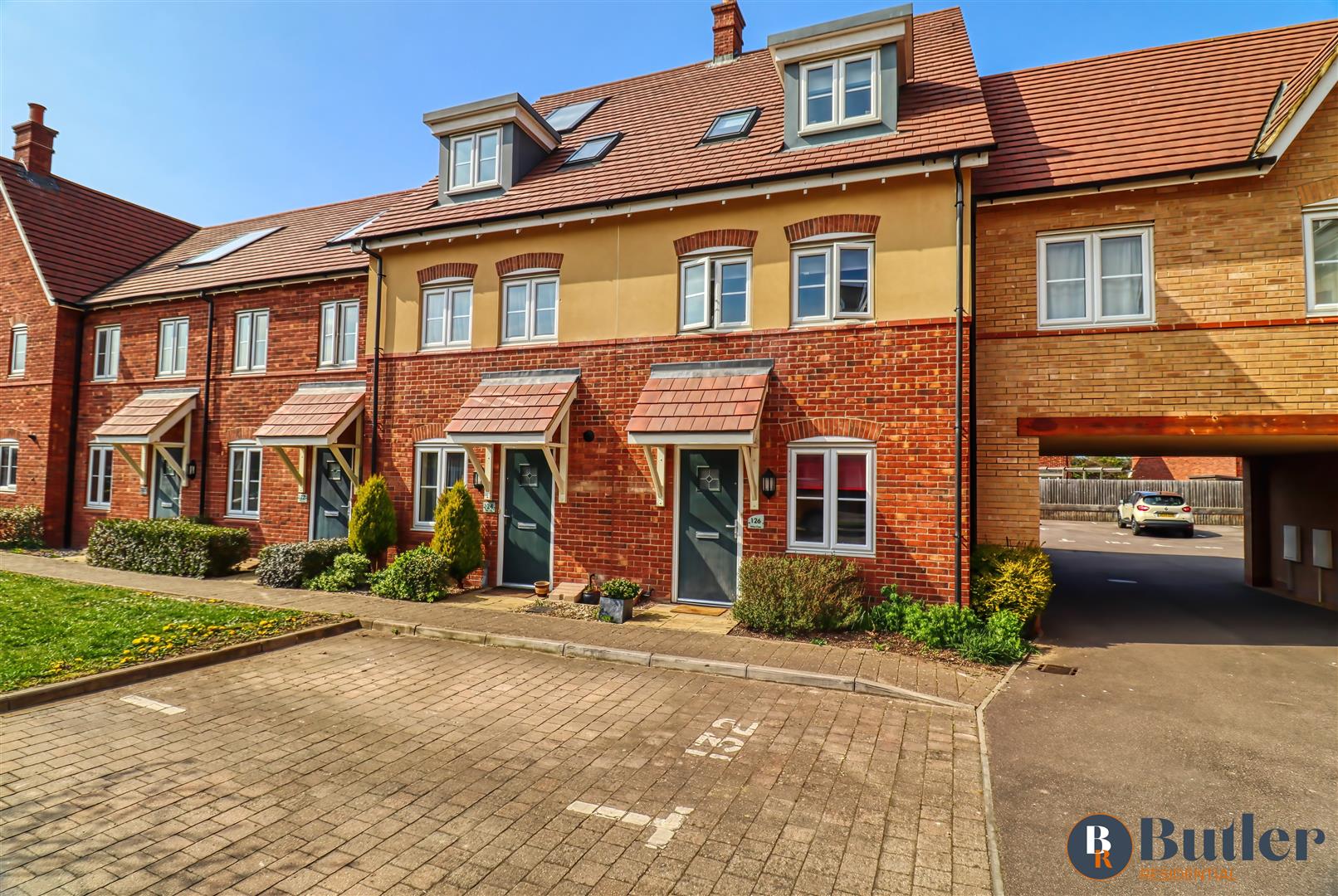 3 bed town house for sale in Hilton Close, Bedford, MK42