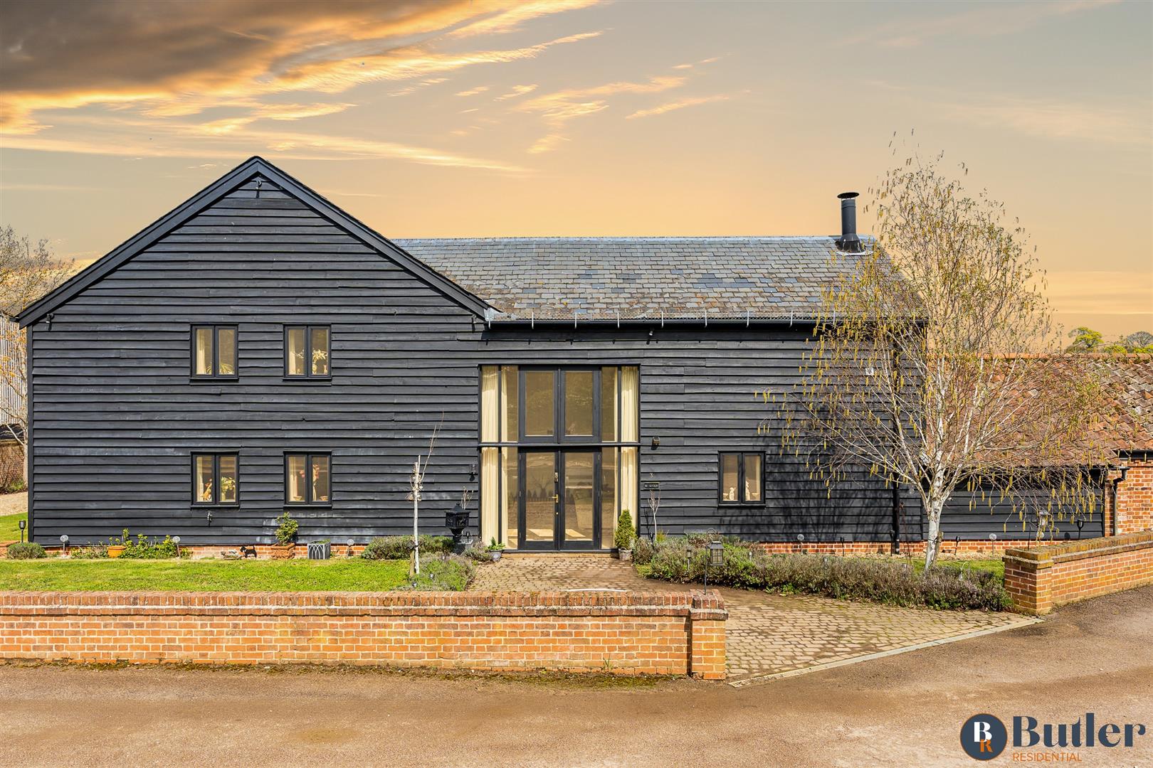 4 bed barn conversion for sale in High Street, Walkern - Property Image 1
