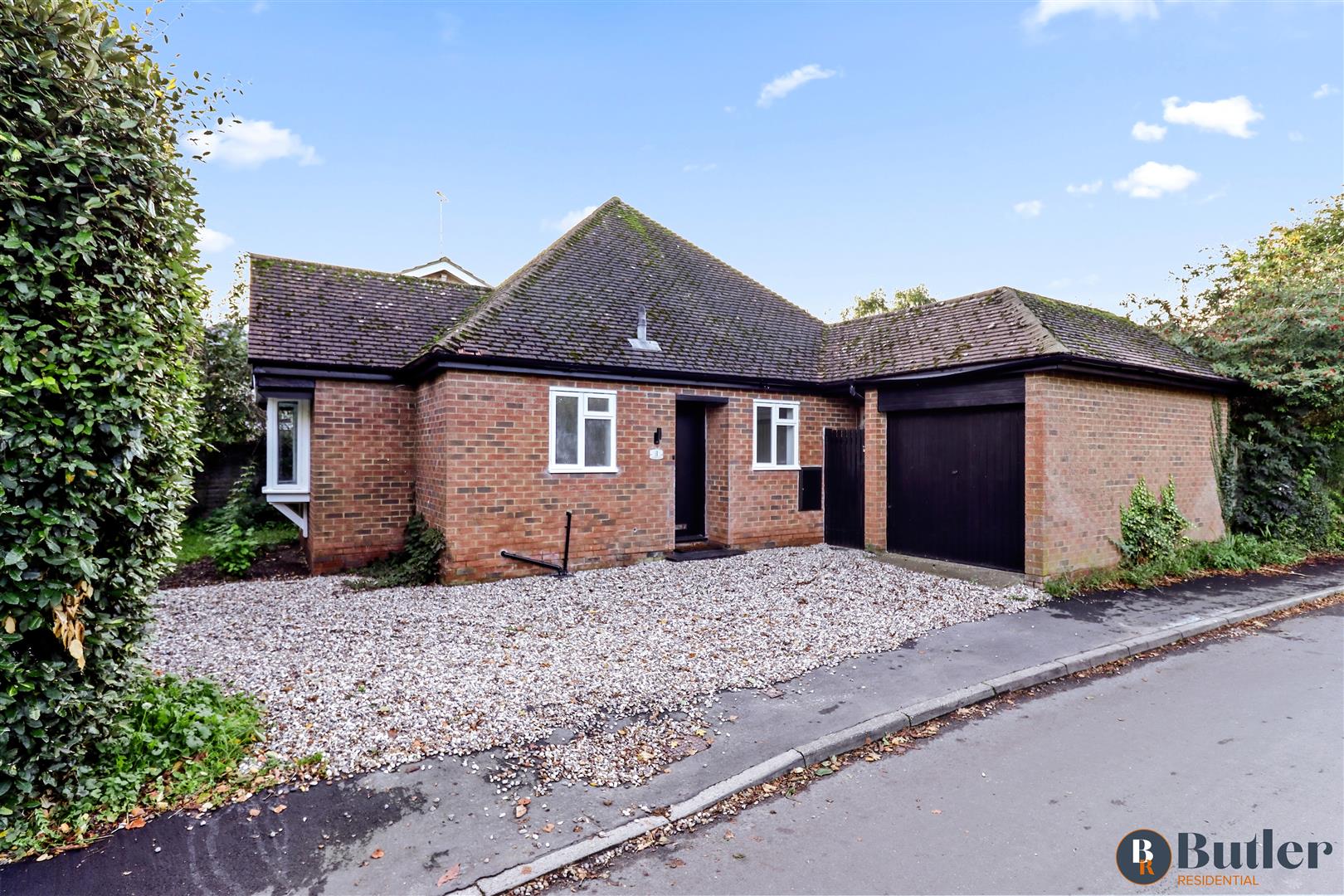 3 bed detached bungalow for sale in Kingfisher Close, Cambridge  - Property Image 1