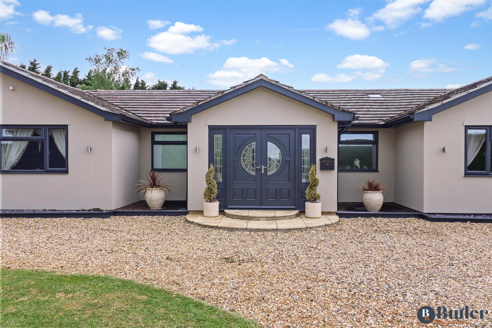 4 bed detached bungalow for sale in Meadow Green End, Landbeach 2