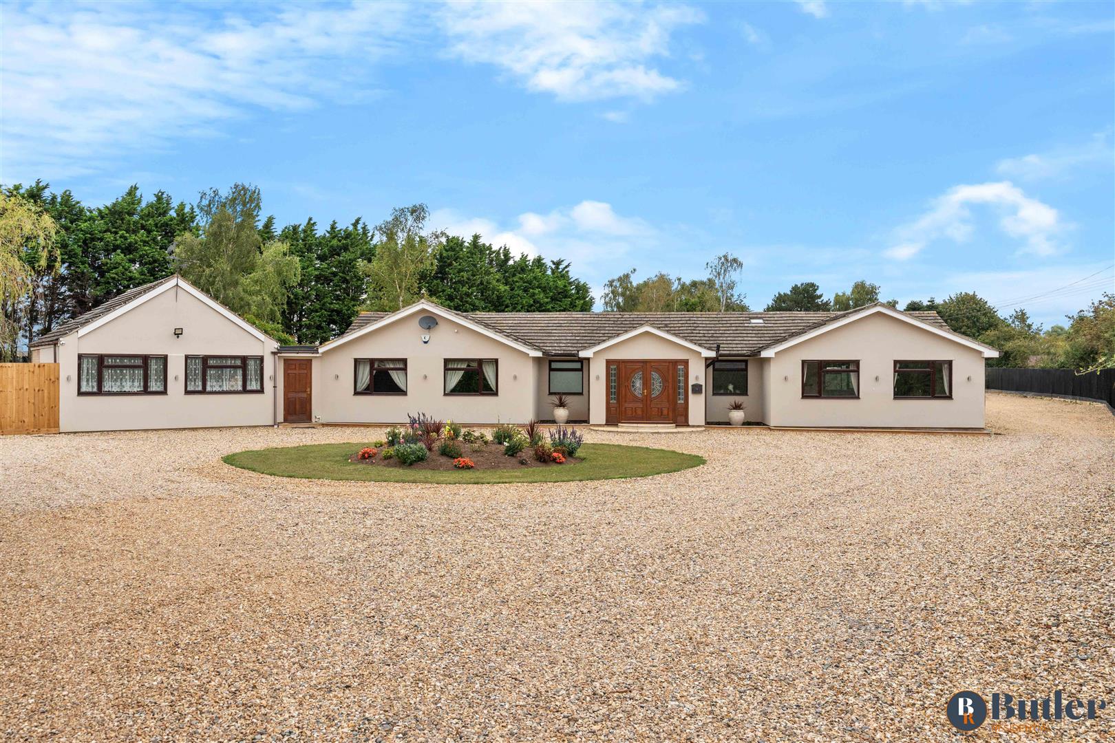 4 bed detached bungalow for sale in Meadow Green End, Landbeach  - Property Image 1