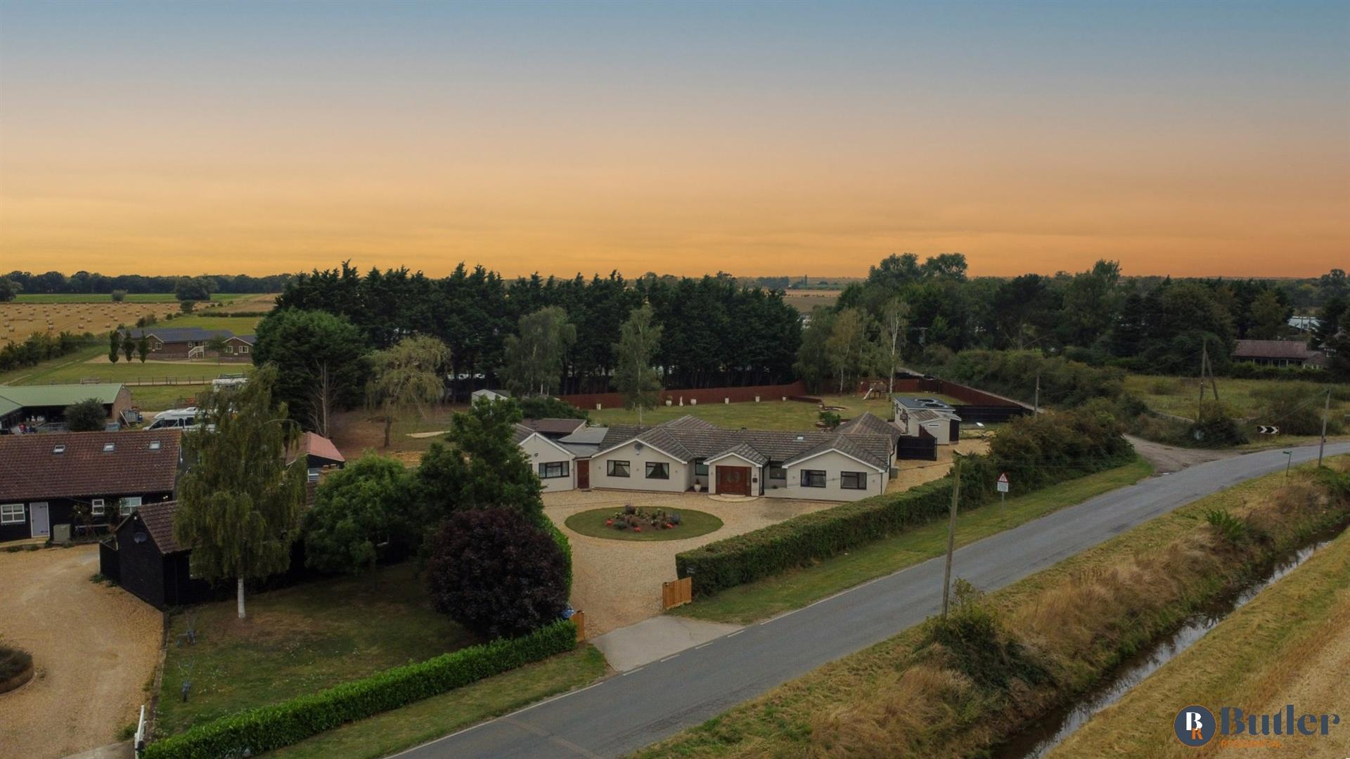 4 bed detached bungalow for sale in Meadow Green End, Landbeach 102