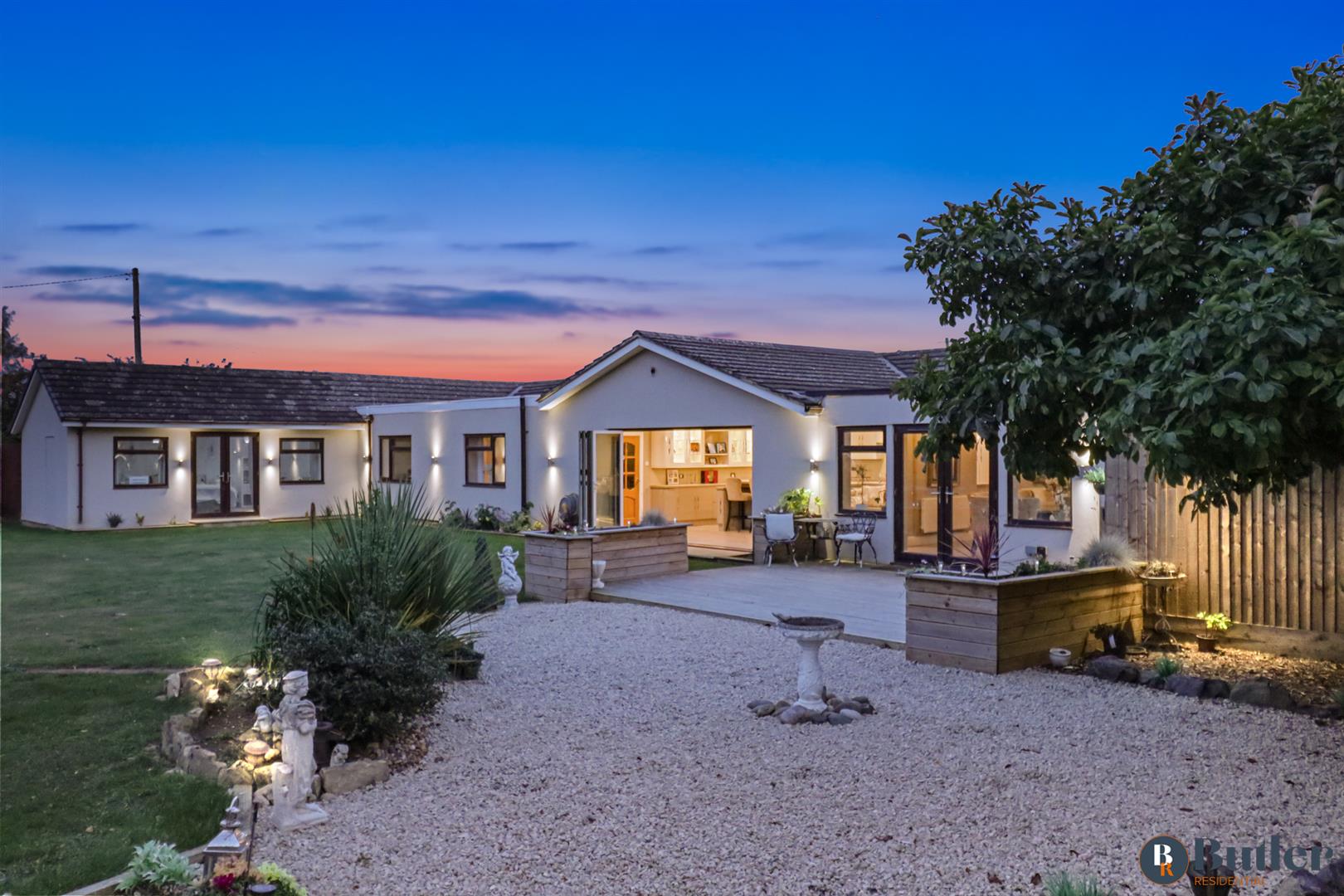 4 bed detached bungalow for sale in Meadow Green End, Landbeach 4